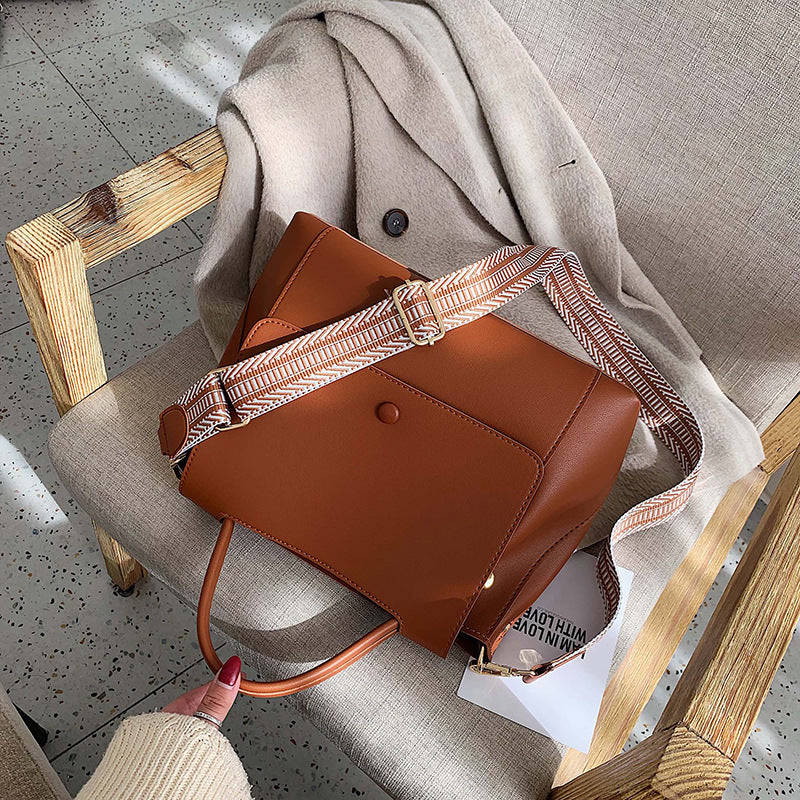 Autumn and winter simple one-shoulder big bag female 2021 new bags tide Korean version of the wild messenger bag atmospheric fashion handbag