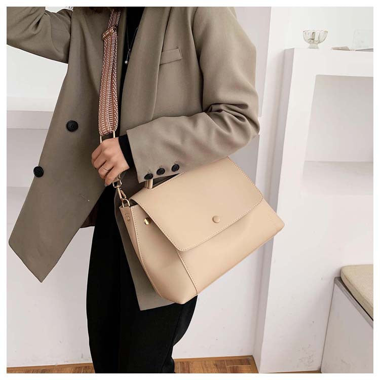 Autumn and winter simple one-shoulder big bag female 2021 new bags tide Korean version of the wild messenger bag atmospheric fashion handbag