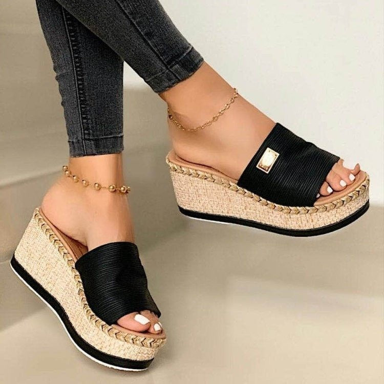 Cross-border European and American large size slippers women 2020 summer European and American new large size wedge fashion sandals and slippers manufacturers spot