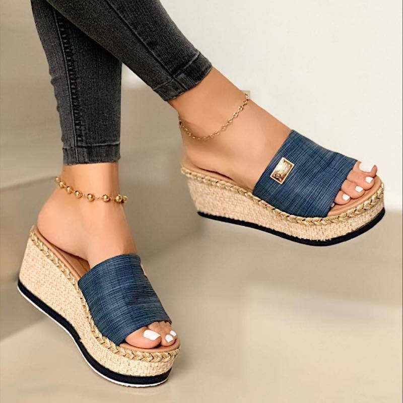 Cross-border European and American large size slippers women 2020 summer European and American new large size wedge fashion sandals and slippers manufacturers spot