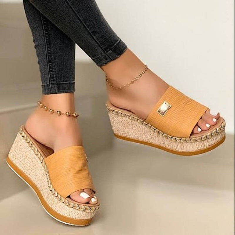 Cross-border European and American large size slippers women 2020 summer European and American new large size wedge fashion sandals and slippers manufacturers spot